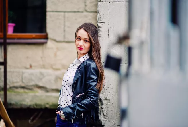 Jarní minimalismus: Obyčejné triko, halenka a tři páry džínů, které musíte mít