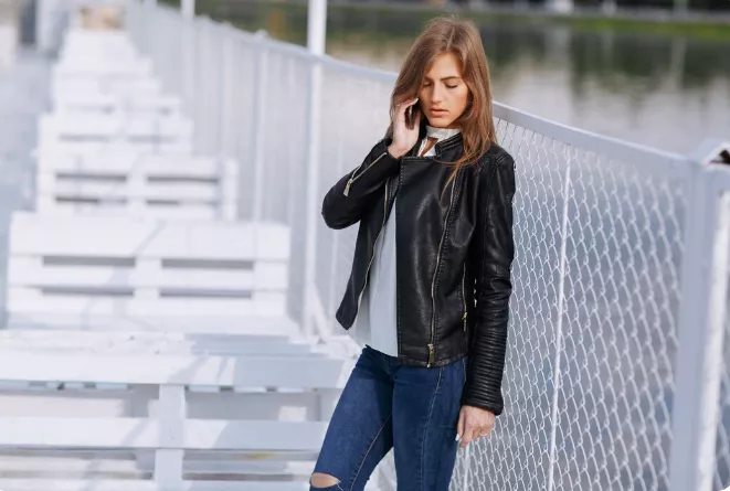 Jarní minimalismus: Obyčejné triko, halenka a tři páry džínů, které musíte mít