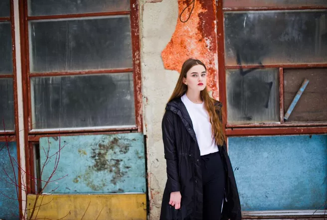 Jarní minimalismus: Obyčejné triko, halenka a tři páry džínů, které musíte mít