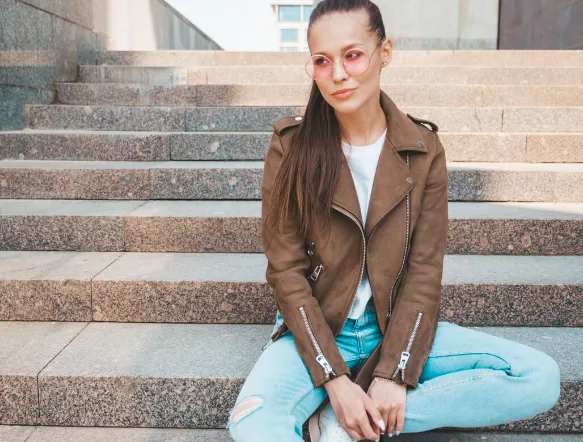 Jarní minimalismus: Obyčejné triko, halenka a tři páry džínů, které musíte mít