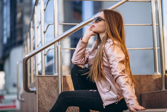 Zahřeje a působí stylově. Koženková bundička jako trend, který vám na jaře nesmí chybět. Vede černá, vínová a hnědá