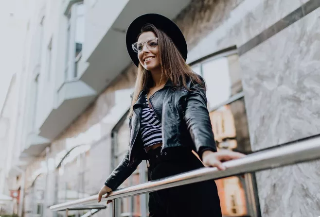 Zahřeje a působí stylově. Koženková bundička jako trend, který vám na jaře nesmí chybět. Vede černá, vínová a hnědá