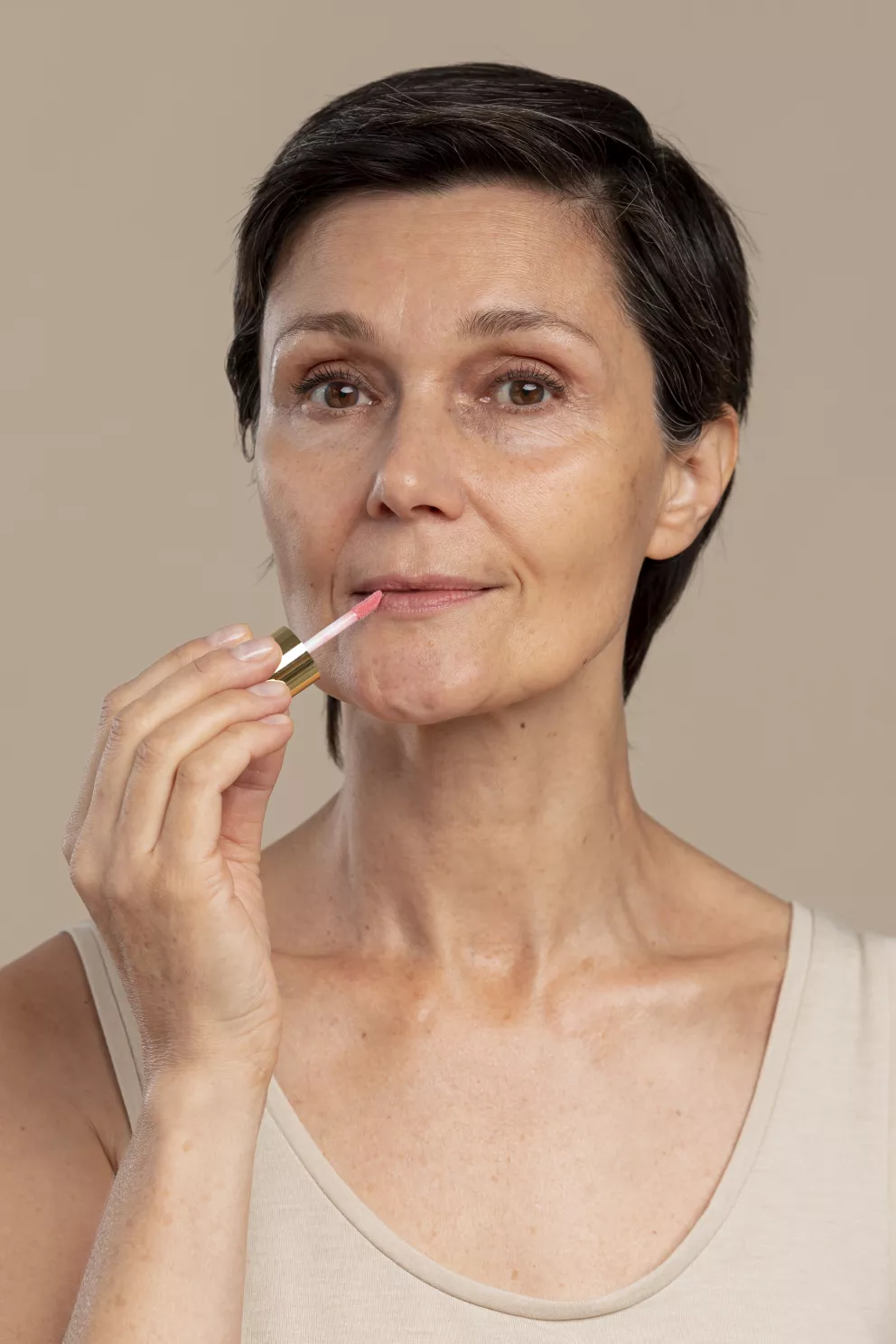 žena s leskem na rty