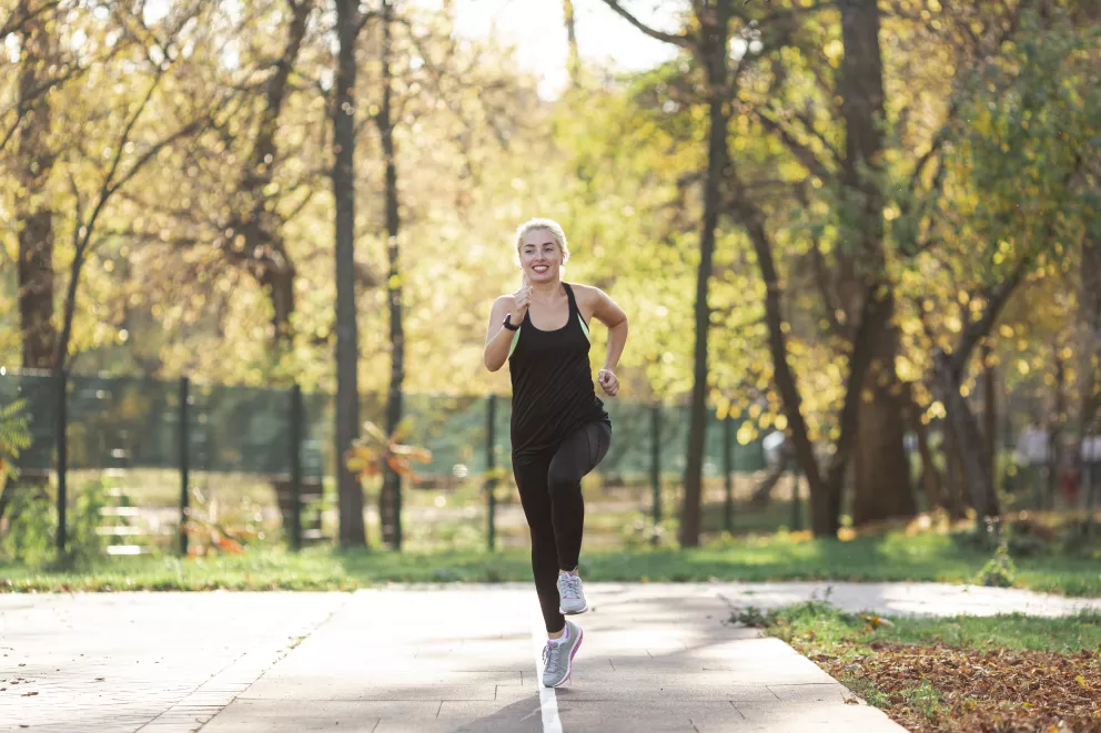 žena sportuje v přírodě