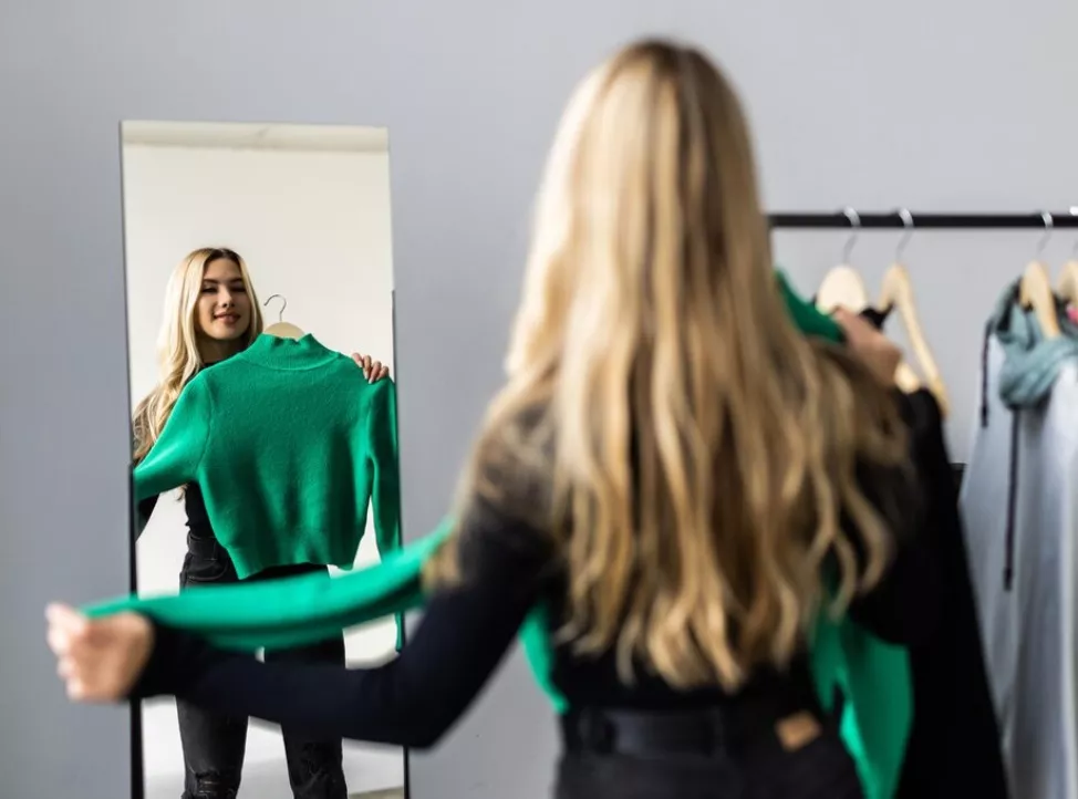 žena zkouší oblečení