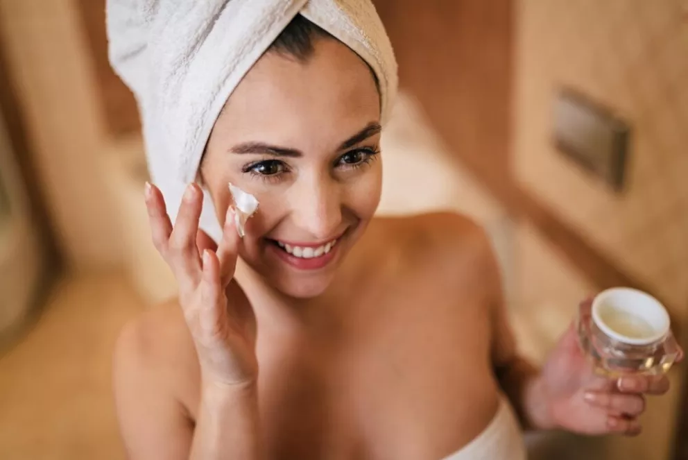 žena s pleťovým krémem