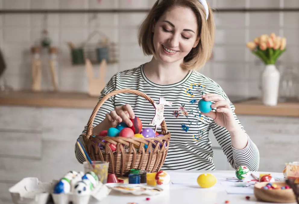 žena a velikonoční vejce