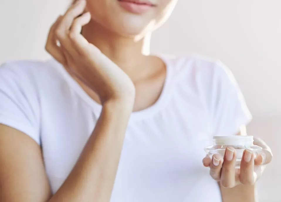 žena s krémem