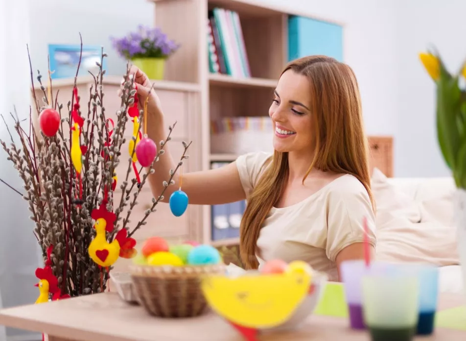 žena vyrábí velikonoční dekorace