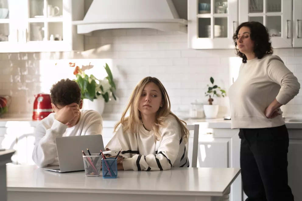 muž, ženy, matka, dcera, alkohol, hádka