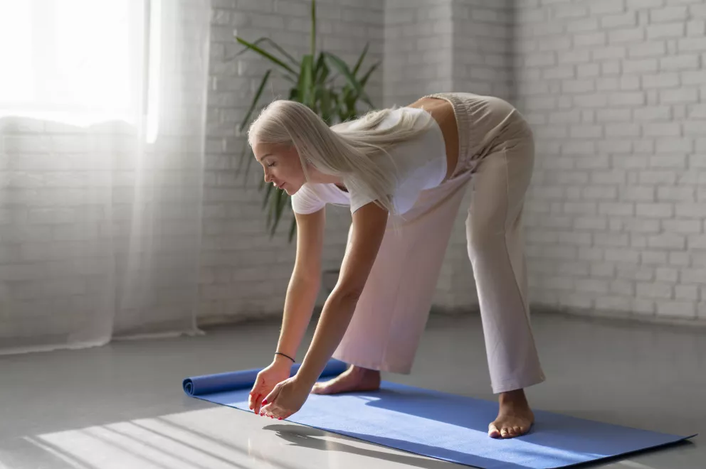 žena cvičí doma na podložce