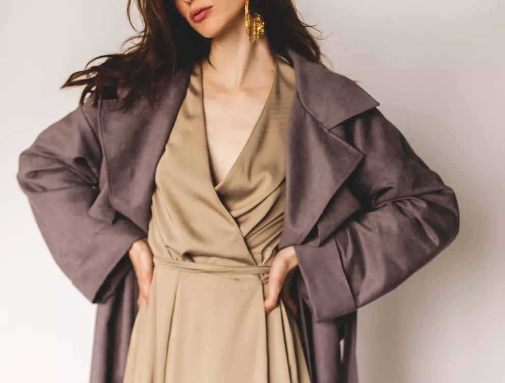 žena v zavinovacích šatech