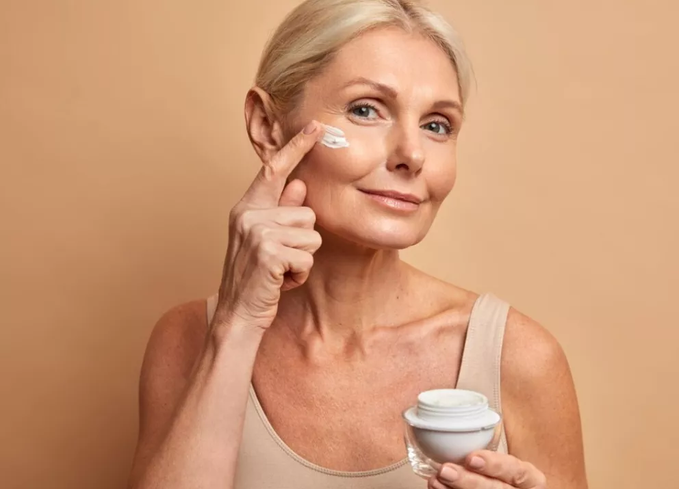 zralá žena s krémem