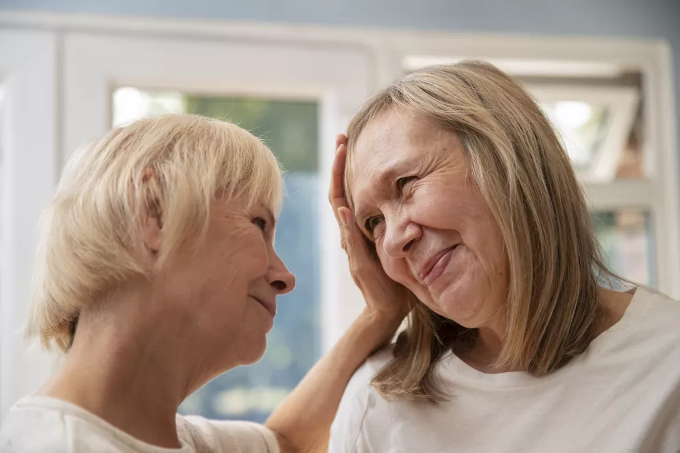 ženy, matka a dcera, pomoc, péře, snaha, zápach
