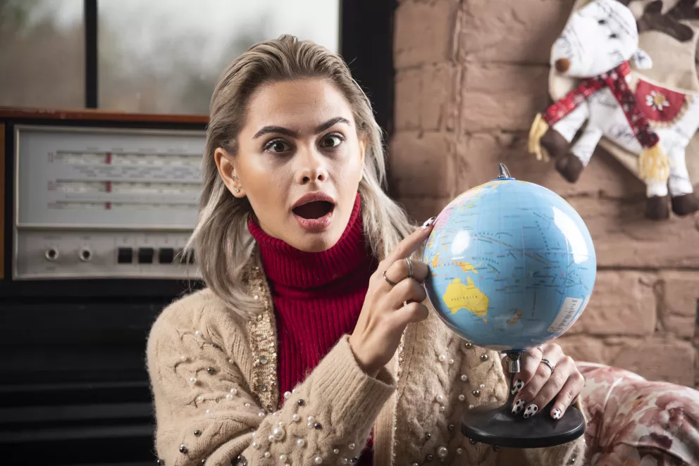 žena si prohlíží globus