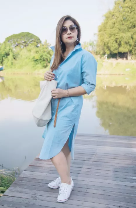 košilové šaty žena