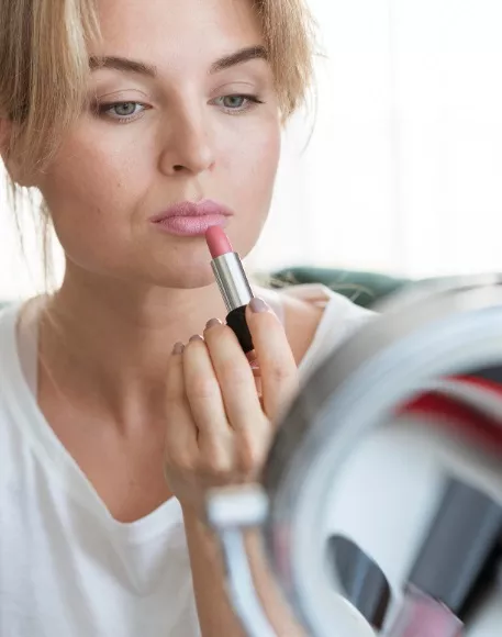 žena maluje rty