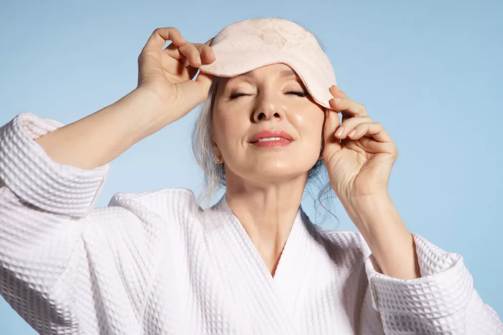 žena s maskou na spaní