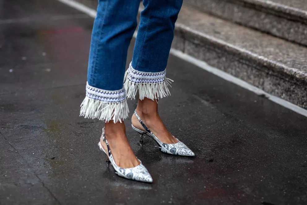 žena s podpatky kitten heels