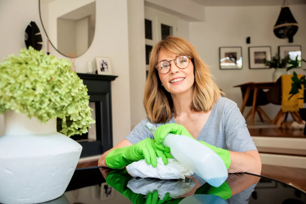 žena uklízí byt