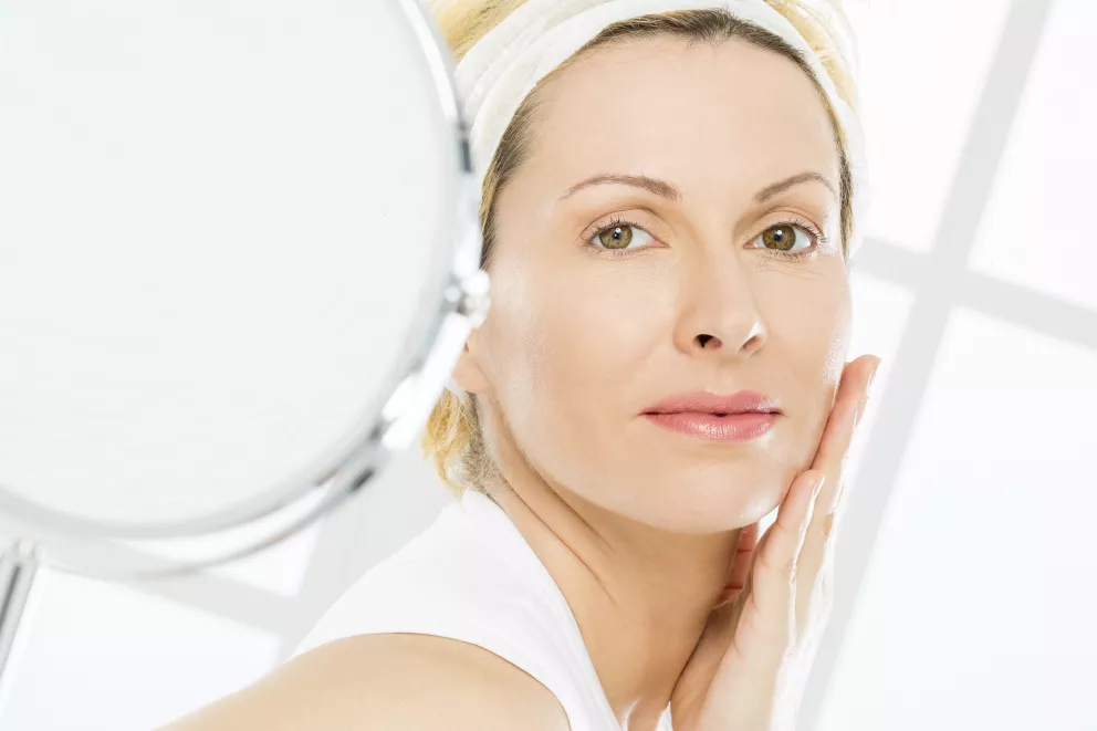 žena se prohlíží v zrcadle