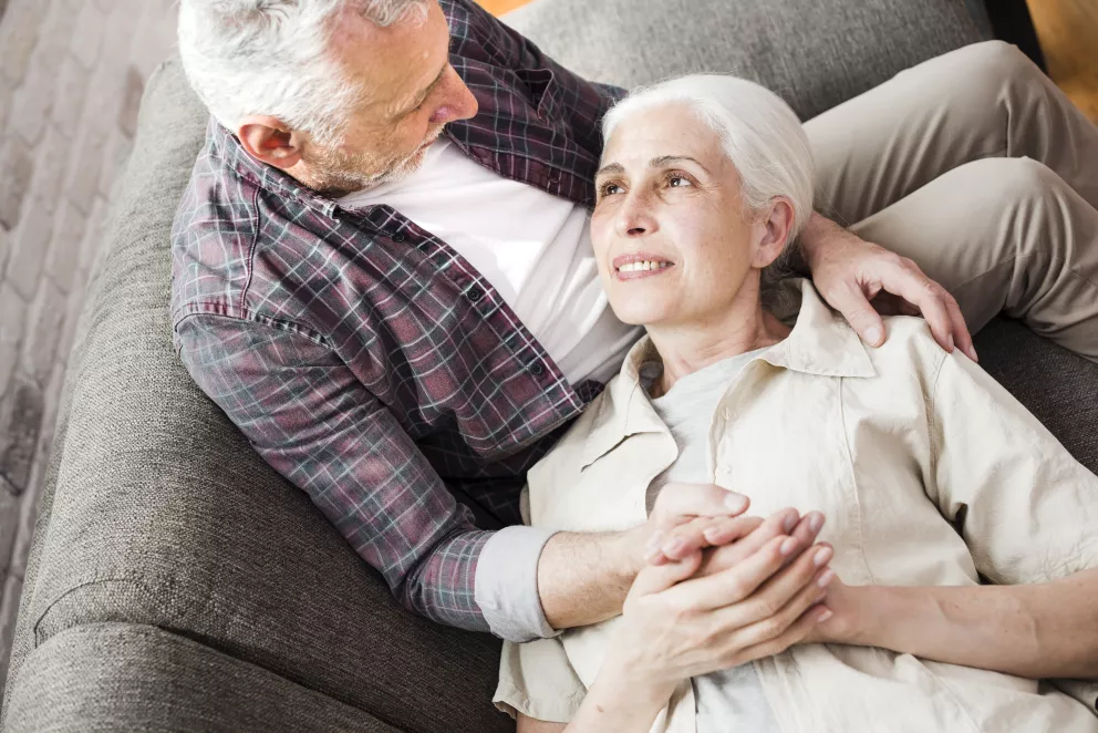 starší pár v objetí