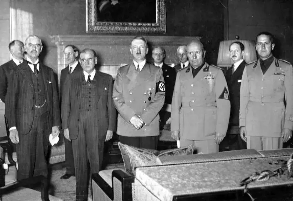 <p>Jedno z nejhořčejších dat naší historie připomíná, jak snadno se dá rozhodovat o nás bez nás u jednoho diplomatického stolu. Tento moment zůstává dodnes hlubokou jizvou, která nám vždy připomene naivitu víry v mezinárodní sliby.</p>
