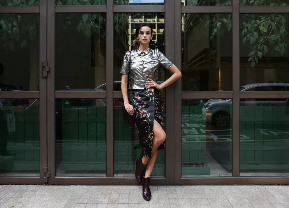 žena ve stříbrné