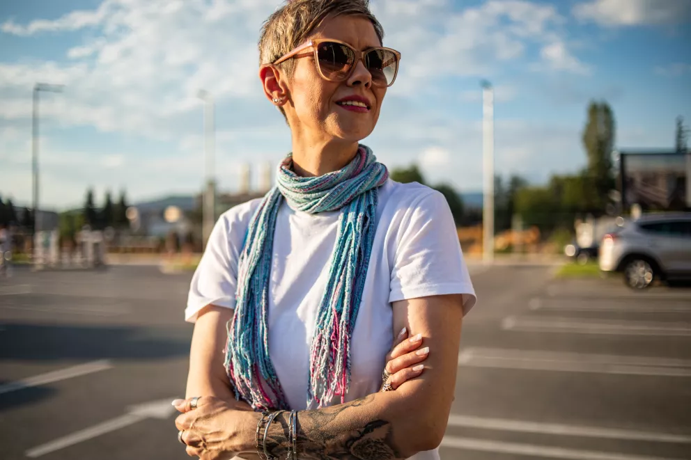 žena v obyčejném tričku