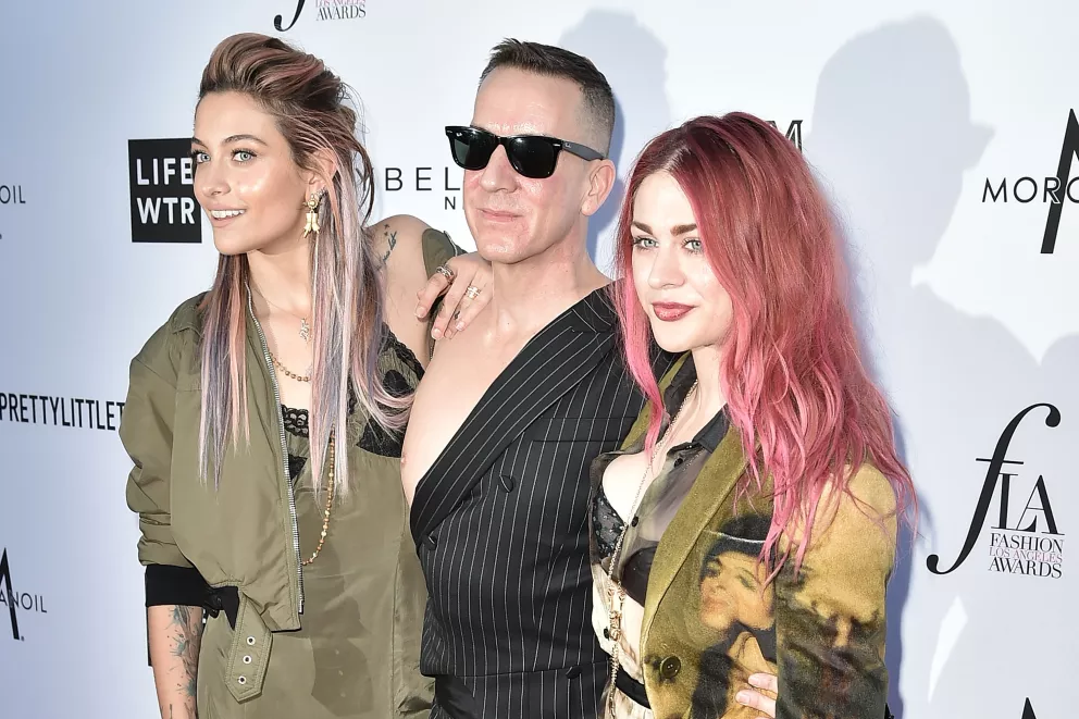 Paris Jackson, Jeremy Scott a Frances Bean Cobain v roce 2018