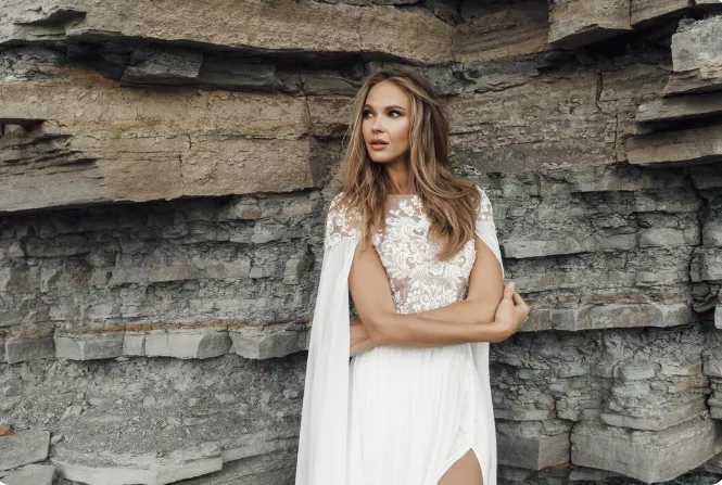 Bílá není jen na svatby. Nosit se bude na kalhotách, sukních i šatech. A to kamkoliv, kam se vám zachce