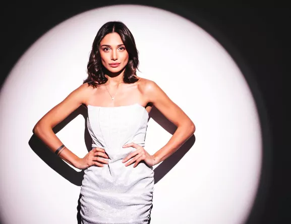 Bílá není jen na svatby. Nosit se bude na kalhotách, sukních i šatech. A to kamkoliv, kam se vám zachce