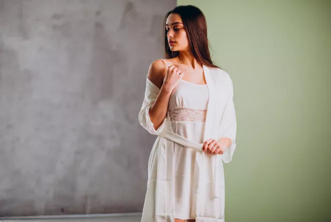 Bílá není jen na svatby. Nosit se bude na kalhotách, sukních i šatech. A to kamkoliv, kam se vám zachce