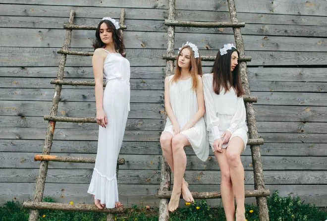 Bílá není jen na svatby. Nosit se bude na kalhotách, sukních i šatech. A to kamkoliv, kam se vám zachce