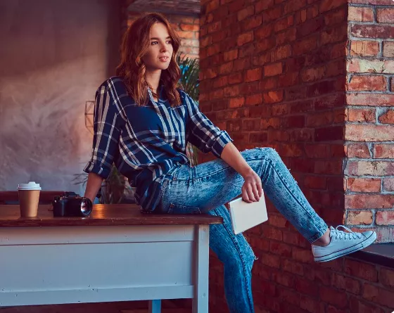 Dlouhé rovné džíny jako nesmrtelný trend žen, které ví, co jim sluší