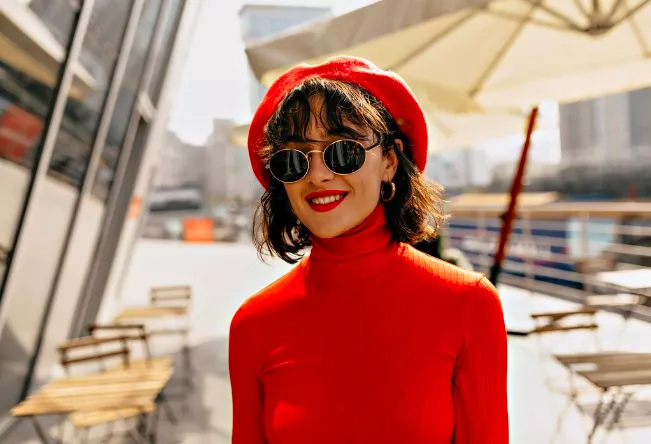 Trocha rebelie s červenou. Oblečte ji v podobě sukně, saka nebo kalhot a otočí se každý, kdo vás uvidí