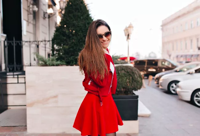 Trocha rebelie s červenou. Oblečte ji v podobě sukně, saka nebo kalhot a otočí se každý, kdo vás uvidí