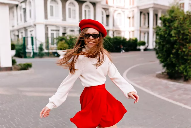Trocha rebelie s červenou. Oblečte ji v podobě sukně, saka nebo kalhot a otočí se každý, kdo vás uvidí