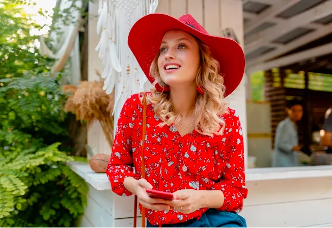 Trocha rebelie s červenou. Oblečte ji v podobě sukně, saka nebo kalhot a otočí se každý, kdo vás uvidí