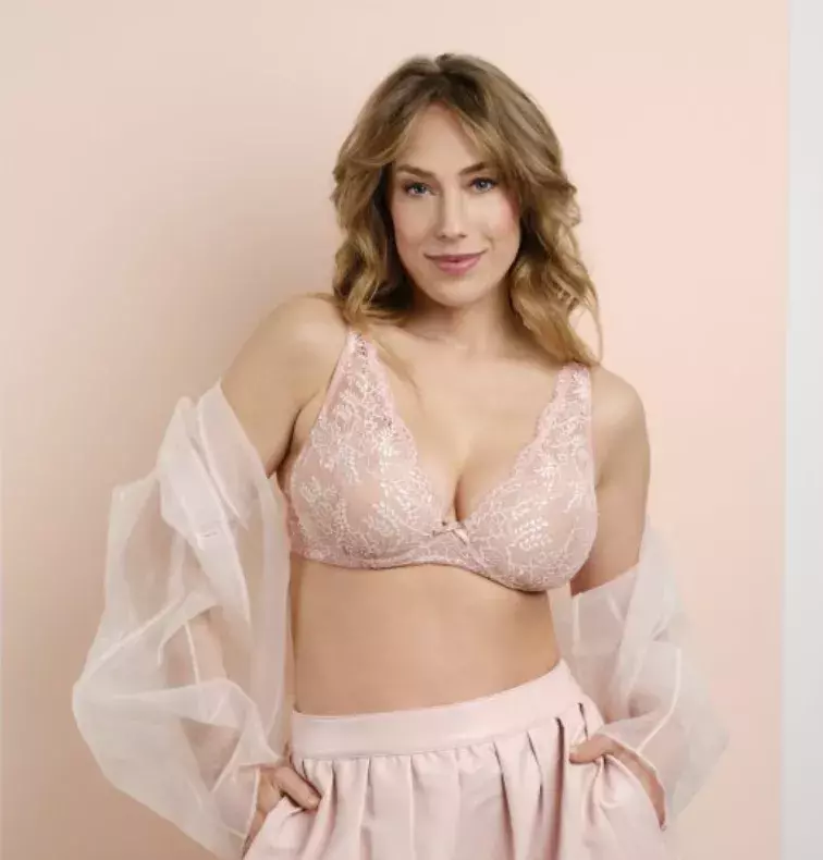 žena ve spodním prádle