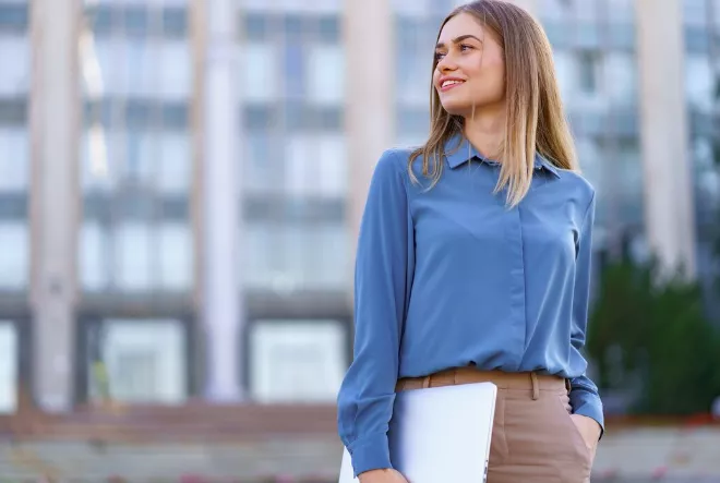 Trend Newyorčanek, který sluší ženám 50+. Vybrat ale musí jednu konkrétní barvu