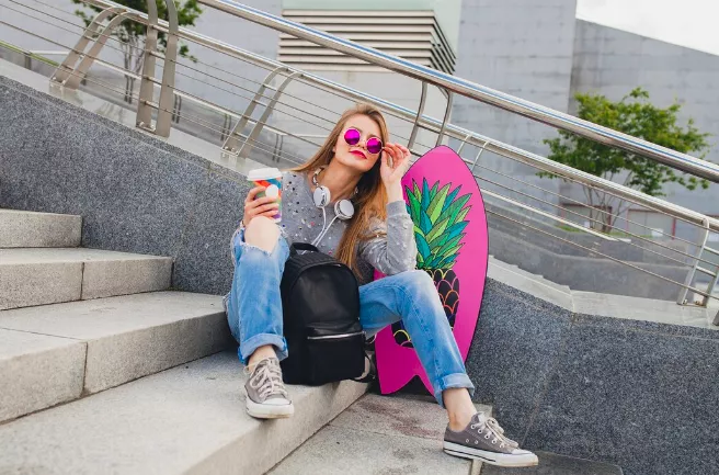 Sbohem bílým teniskám. Tohle jsou barevné tenisky, které jsou na jaře nejvíce trendy a vy je musíte mít