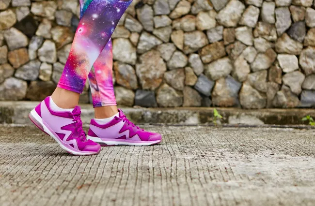 Sbohem bílým teniskám. Tohle jsou barevné tenisky, které jsou na jaře nejvíce trendy a vy je musíte mít