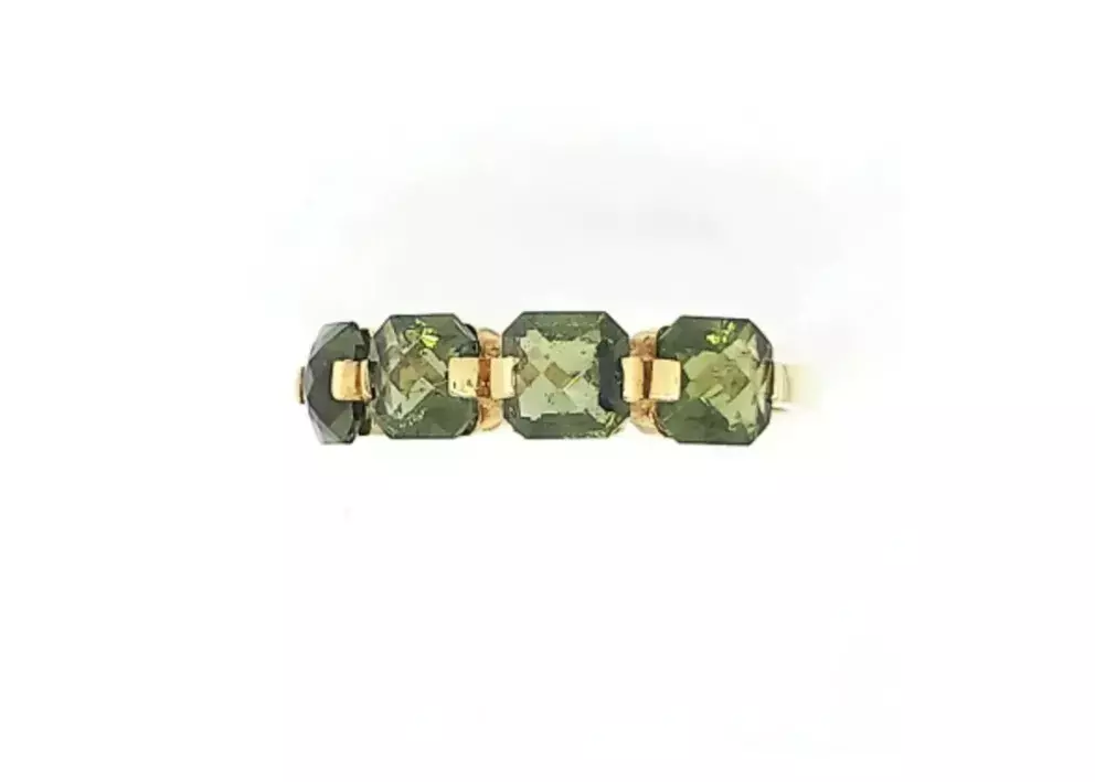 Prsten ze žlutého zlata zdobený přírodním  kamenem vltavínem