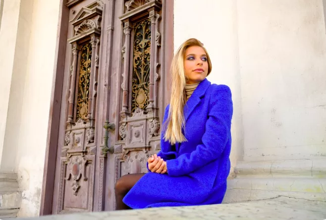 Kobaltová modrá jako barva, která vám v této sezóně rozhodně nesmí chybět. Nosit se bude úplně na všem