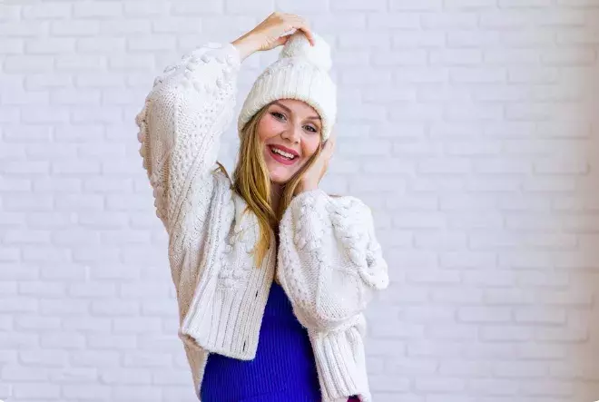 Bez kardiganu ani ránu. Nejvíce sluší ženám 50+ a mohou jej obléknout ve všech odstínech