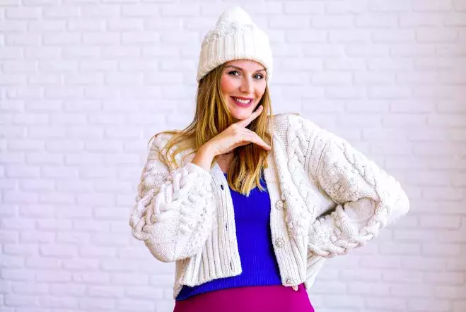 Bez kardiganu ani ránu. Nejvíce sluší ženám 50+ a mohou jej obléknout ve všech odstínech