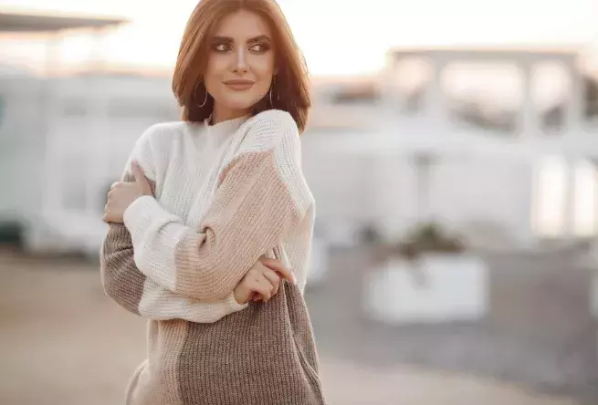 Bez kardiganu ani ránu. Nejvíce sluší ženám 50+ a mohou jej obléknout ve všech odstínech