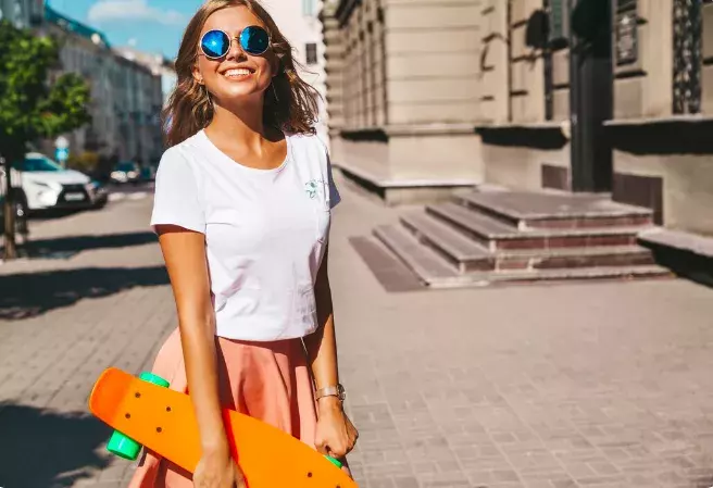 Je obyčejné a nevyčnívá, přesto se bez něj neobejde žádná trendy žena. Bavlněné tričko jako základ vašeho šatníku