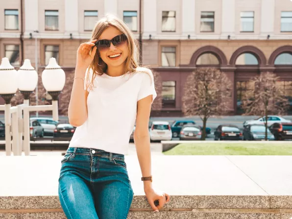 Je obyčejné a nevyčnívá, přesto se bez něj neobejde žádná trendy žena. Bavlněné tričko jako základ vašeho šatníku